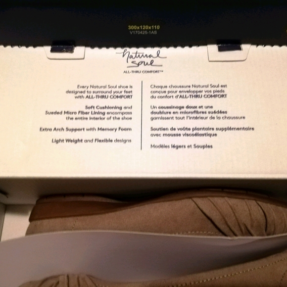 NIB Chic Flats. Size 6 1/2 M. Taupe. - Picture 2 of 9